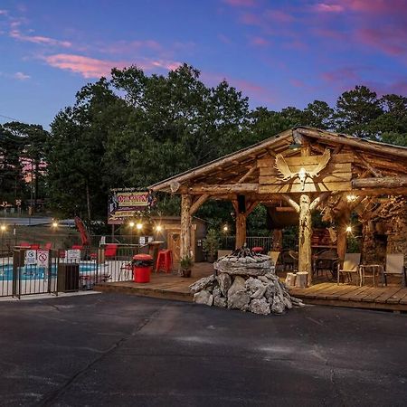 Stonegate Lodge 2 Queen Beds Wifi 50In Roku Tv Salt Water Pool Room #105 Eureka Springs Exteriér fotografie