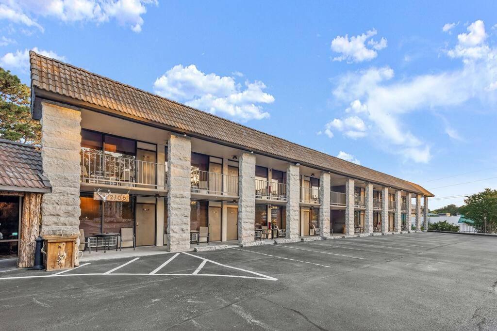 Stonegate Lodge 2 Queen Beds Wifi 50In Roku Tv Salt Water Pool Room #105 Eureka Springs Exteriér fotografie