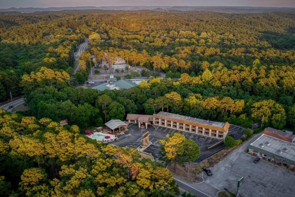 Stonegate Lodge 2 Queen Beds Wifi 50In Roku Tv Salt Water Pool Room #105 Eureka Springs Exteriér fotografie